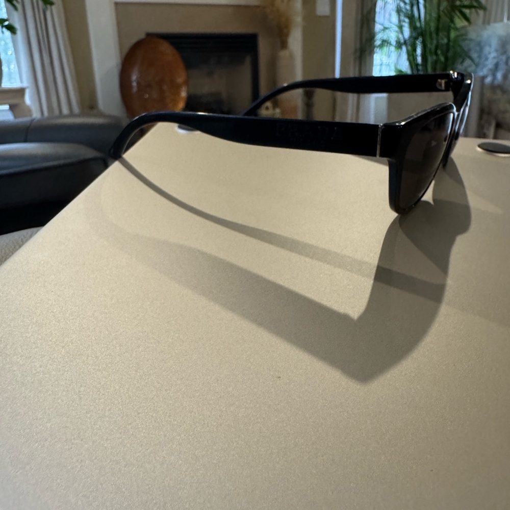 Stylish Black Sunglasses - Picture 4 of 13